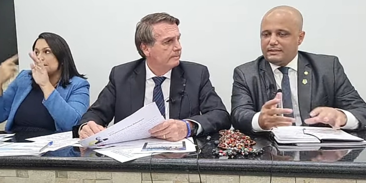 Bolsonaro e Major Vitor Hugo em live