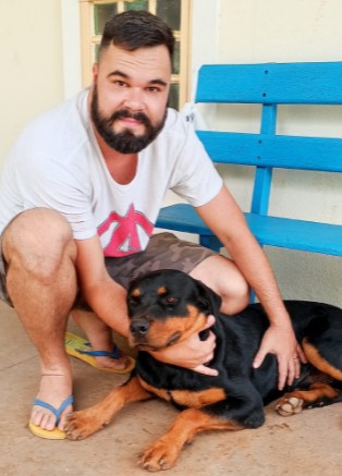 Roberto Goulart ao lado do rotweiller resgatado (Foto: arquivo pessoal)