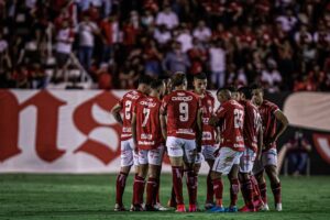 Jogadores do Vila Nova reunidos no gramado