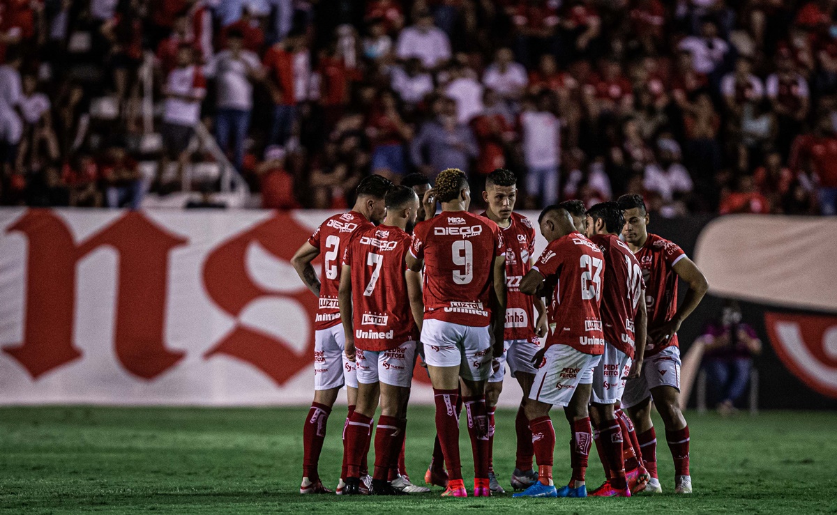 Jogadores do Vila Nova reunidos no gramado