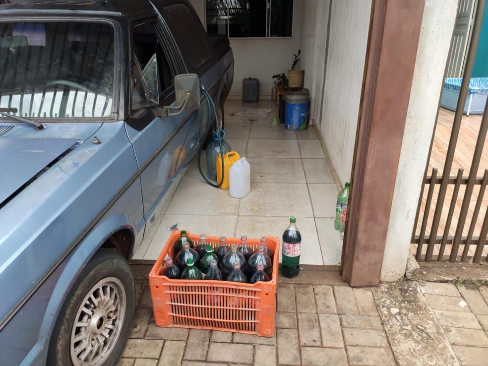 Homem é preso por estocar e revender combustível contrabandeado em garrafas pet