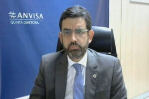 Nova exigência estimulará viajantes a se vacinarem, diz diretor da Anvisa