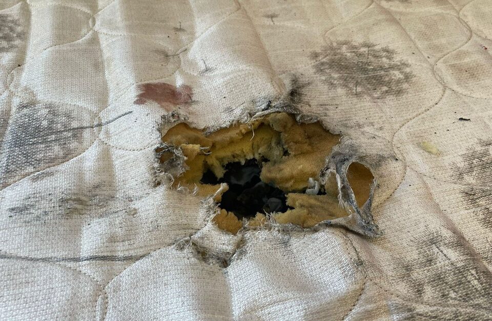 Criança morre enquanto dormia após ser atingida por explosivo
