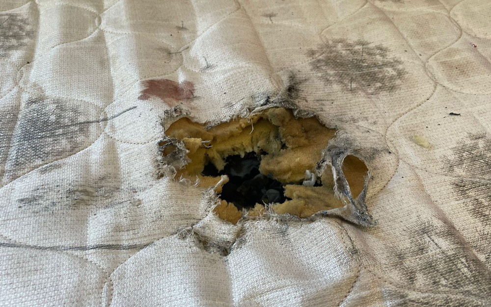 Criança morre enquanto dormia após ser atingida por explosivo