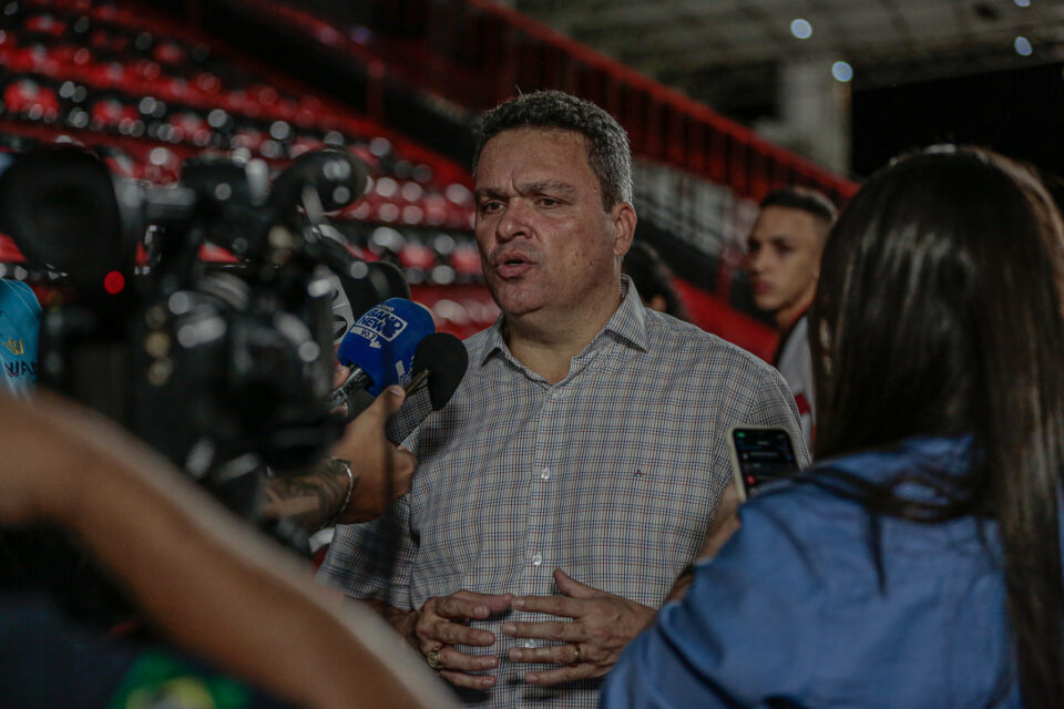 Adson Batista durante entrevista coletiva