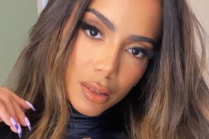 Tinashe publicou imagem editada em que a brasileira foi removida. Anitta é cortada de foto com americanas e fãs reclamam: 'Xenofobia?'