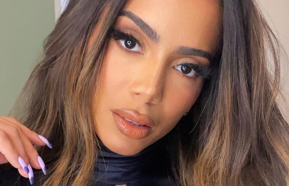 Tinashe publicou imagem editada em que a brasileira foi removida. Anitta é cortada de foto com americanas e fãs reclamam: 'Xenofobia?'