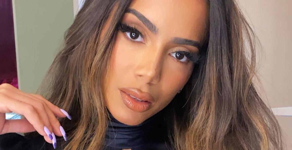 Tinashe publicou imagem editada em que a brasileira foi removida. Anitta é cortada de foto com americanas e fãs reclamam: 'Xenofobia?'