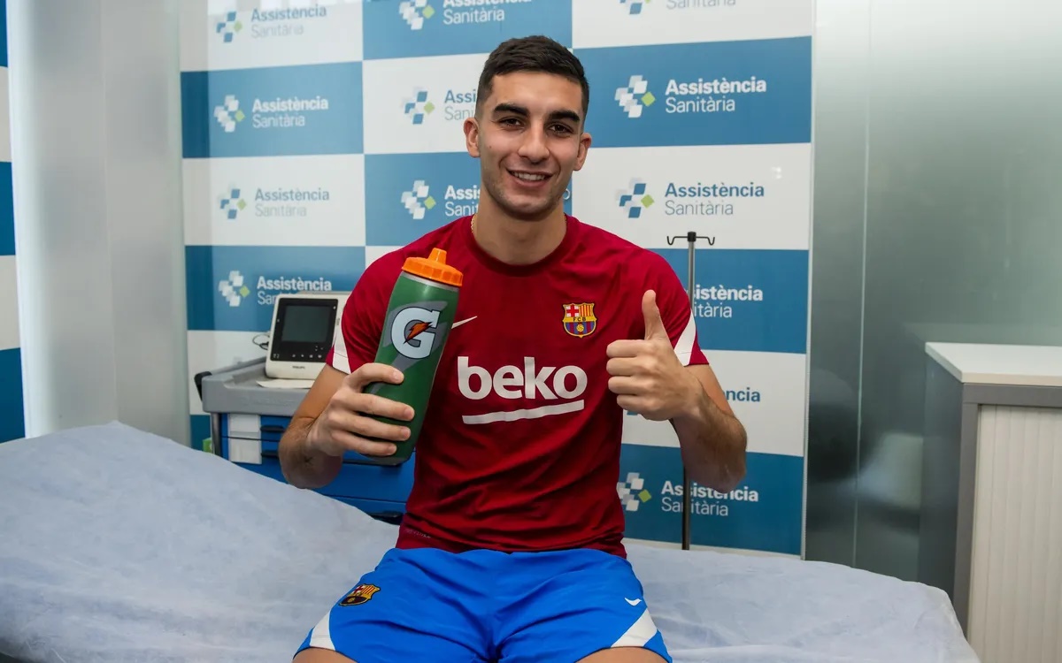 Ferrán Torres realiza exames no Barcelona