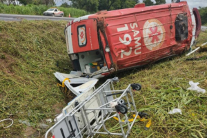 Ambulância do SAMU que transportava recém-nascido para Goiânia capota na BR-153