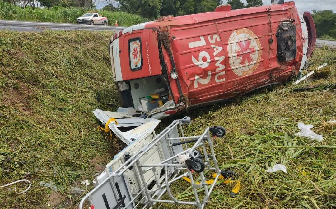 Ambulância do SAMU que transportava recém-nascido para Goiânia capota na BR-153