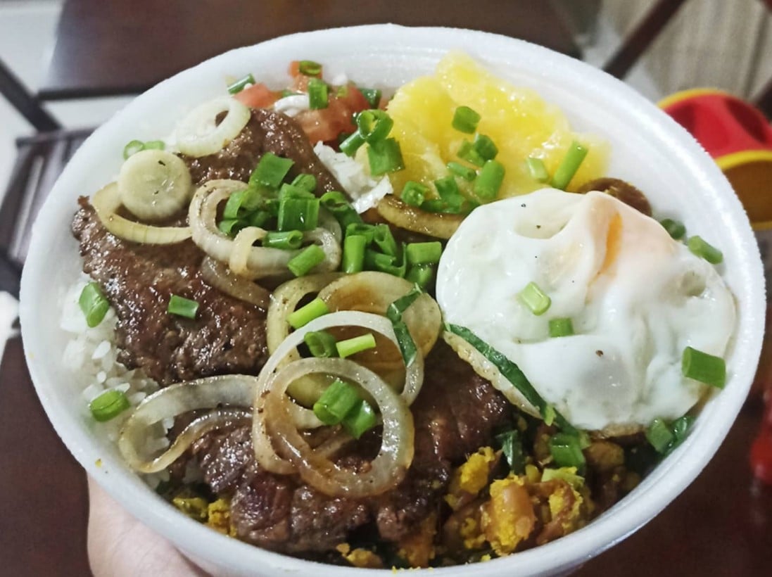 preparada com arroz, vinagrete, ovo frito 