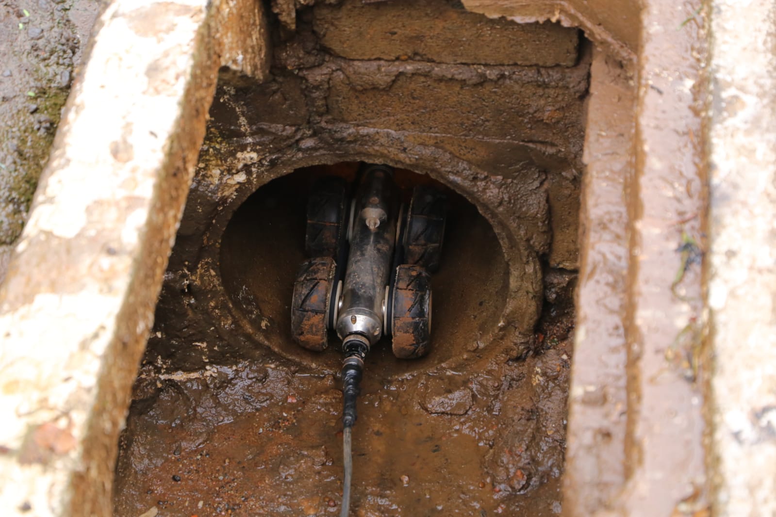 Roibô vai ajudar a monitorar sistema de bocas de lobo para evitar alagamentos em Goiânia