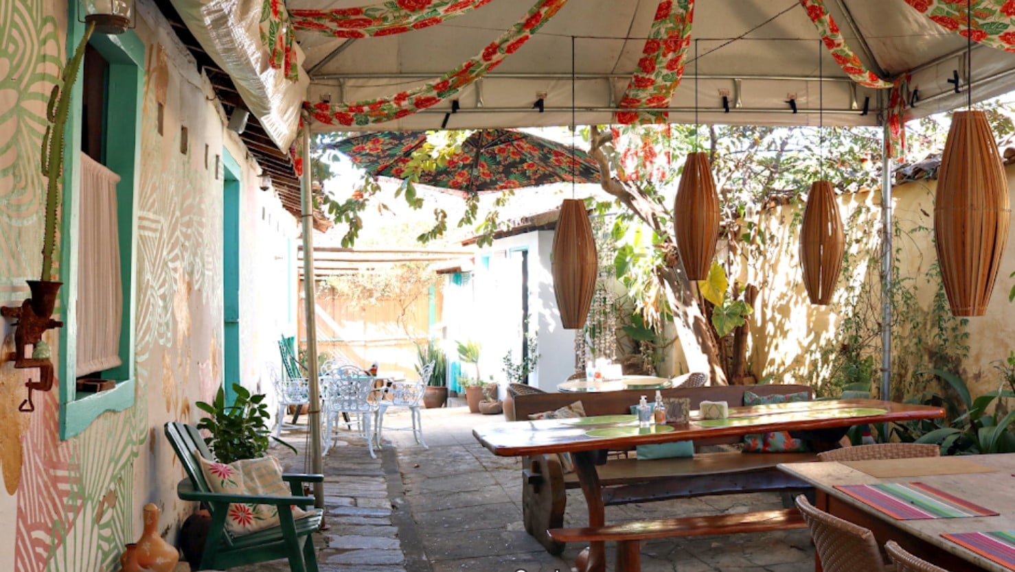 A casa oferece um ambiente super agradável e cardápio com cafés, comidinhas e drinks, também representando opção para o que fazer à noite na Cidade de Goiás