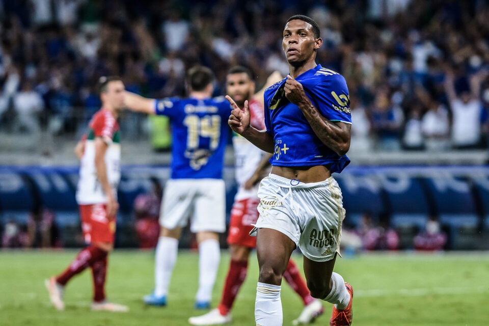 Vitor Leque comemorando o gol marcado contra o Brusque