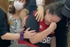 Luiza se emociona e chora no velório de Maurílio - Vídeo