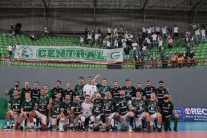 Elenco do Goiás Vôlei comemorando com a torcida
