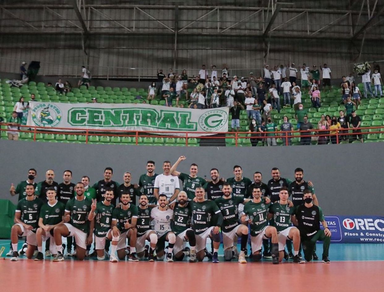 Elenco do Goiás Vôlei comemorando com a torcida