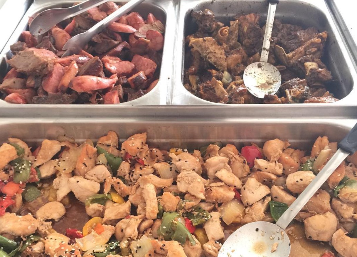 o restaurante oferece self-service ou entrega de marmita em Aparecida de Goiânia