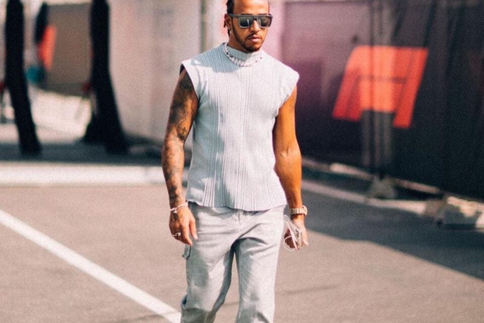 Lewis Hamilton andando