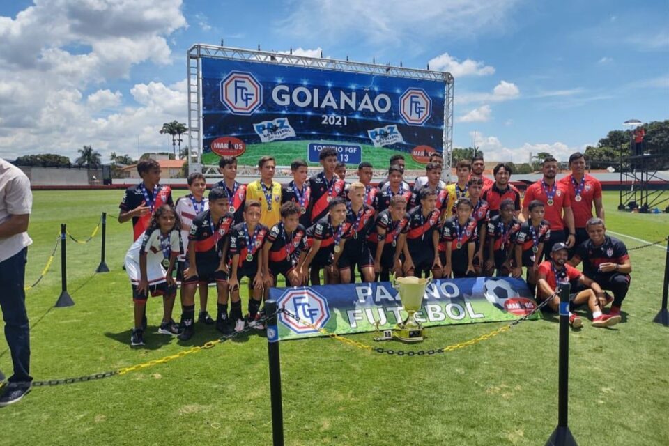 Elenco do Atlético-GO campeão na categoria sub-13