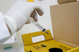 Mulher denuncia que foi vacinada contra Covid com seringa que estava no lixo, em Rio Verde (Foto: Jucimar de Sousa - Mais Goiás)