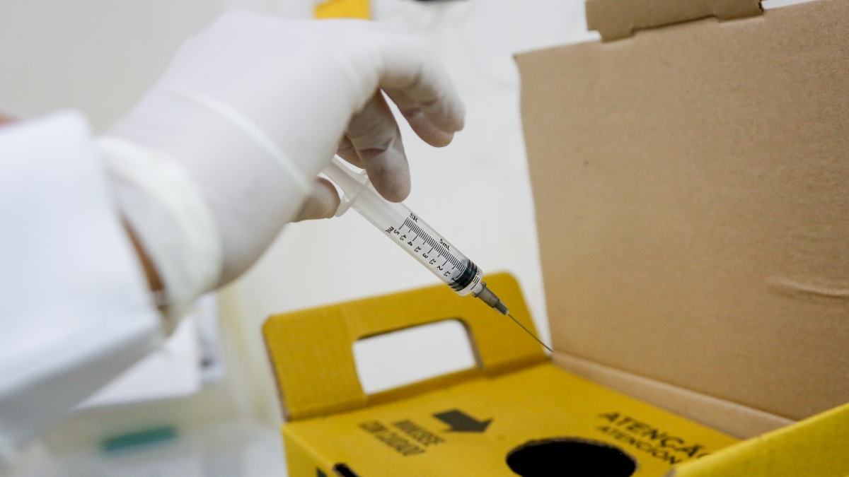 Mulher denuncia que foi vacinada contra Covid com seringa que estava no lixo, em Rio Verde (Foto: Jucimar de Sousa - Mais Goiás)