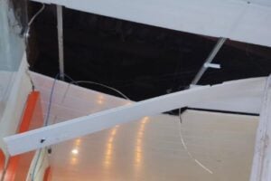 Teto da ótica também foi danificado pelos criminosos. (Foto: Reprodução)