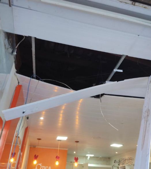 Teto da ótica também foi danificado pelos criminosos. (Foto: Reprodução)