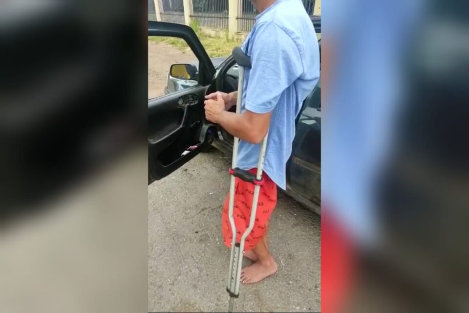 De muletas, homem é flagrado dirigindo embriagado e sem habilitação na BR-060