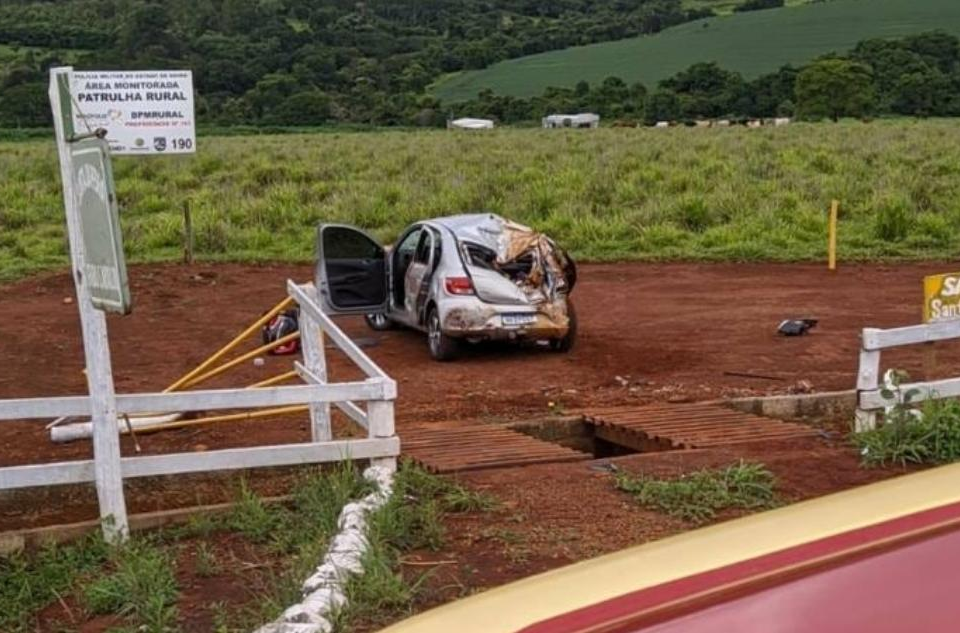 Três pessoas ficam feridas em capotamento na GO-080 em Nerópolis