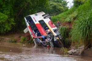 Investigação exige explicações de empresa de ônibus sobre acidente na BR-153: entenda