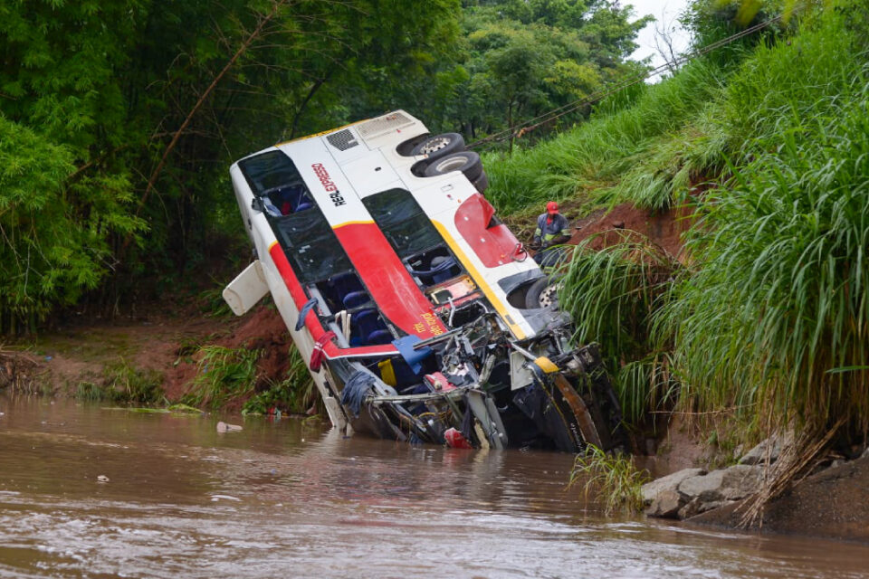 Investigação exige explicações de empresa de ônibus sobre acidente na BR-153: entenda