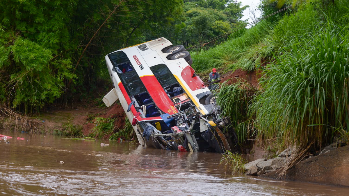 Investigação exige explicações de empresa de ônibus sobre acidente na BR-153: entenda
