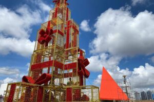 Estrutura de Natal montada no Centro Cultural Oscar Niemeyer (Foto: Reprodução)