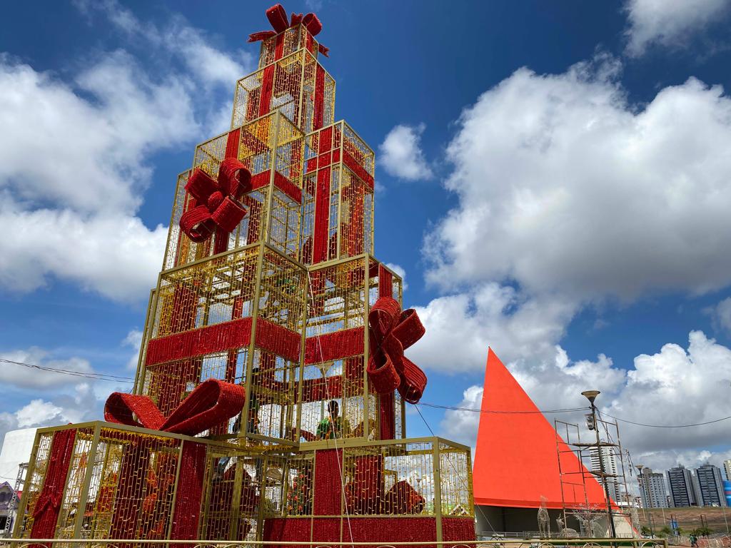 Estrutura de Natal montada no Centro Cultural Oscar Niemeyer (Foto: Reprodução)