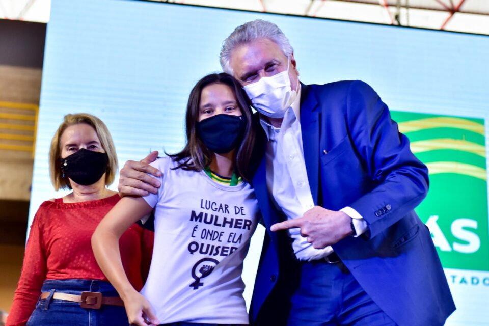 Caiado inicia entrega de bolsa de R$ 100 mensais a todos estudantes da rede pública