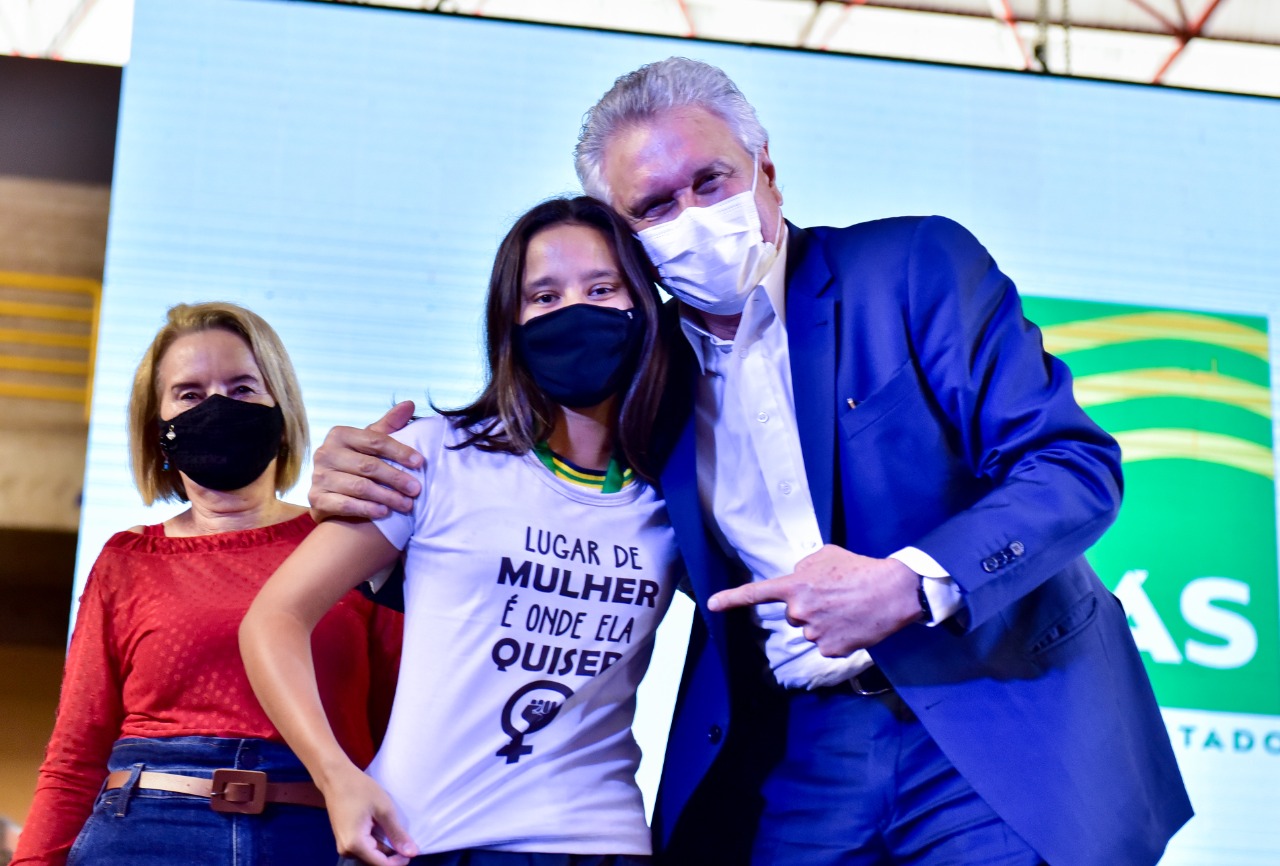 Caiado inicia entrega de bolsa de R$ 100 mensais a todos estudantes da rede pública