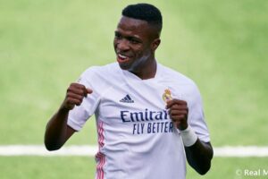 Vinicius Júnior com a camisa do Real Madrid
