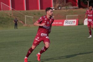 André Krobel durante treinamento no Vila Nova