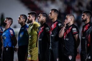 Éder e Pedro Henrique perfilados durante hino nacional
