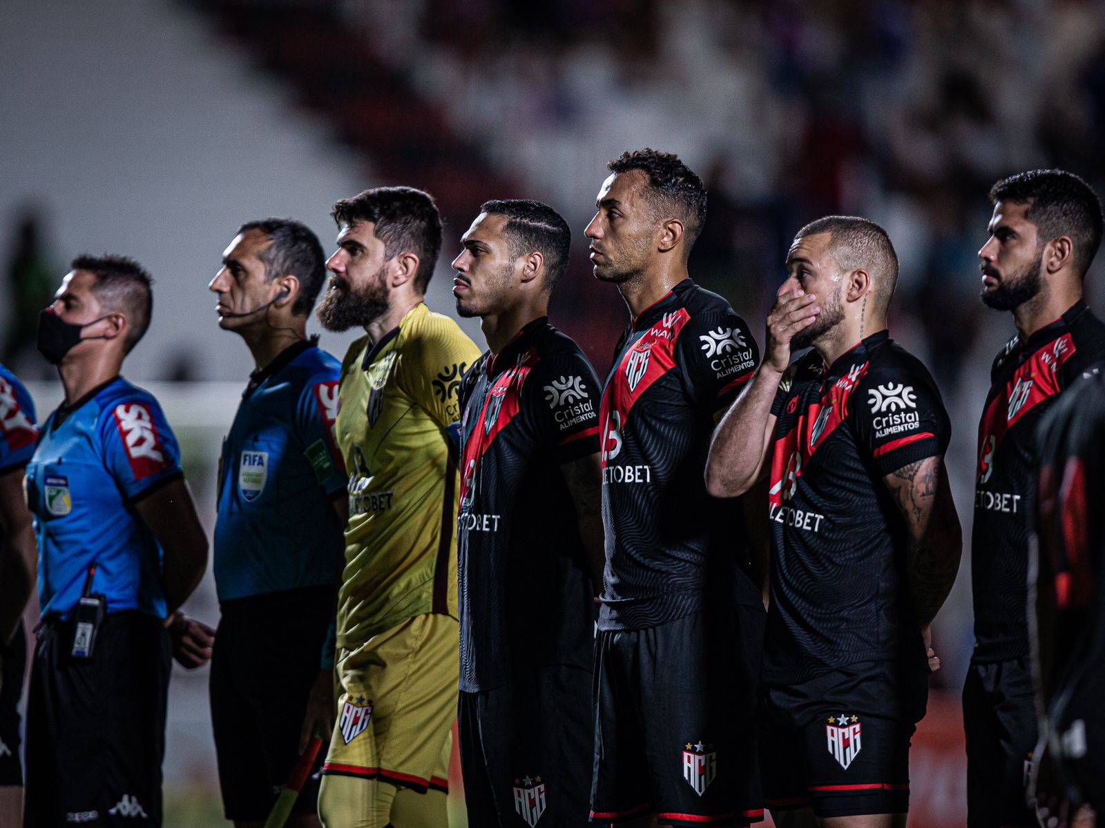 Éder e Pedro Henrique perfilados durante hino nacional