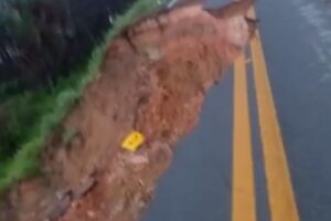 O risco de desabamento do que ‘sobrou’ da GO-118 é iminente e pode acontecer a qualquer momento, entre Teresina de Goiás e Cavalcante. (Foto: reprodução/Leitor Mais Goiás)