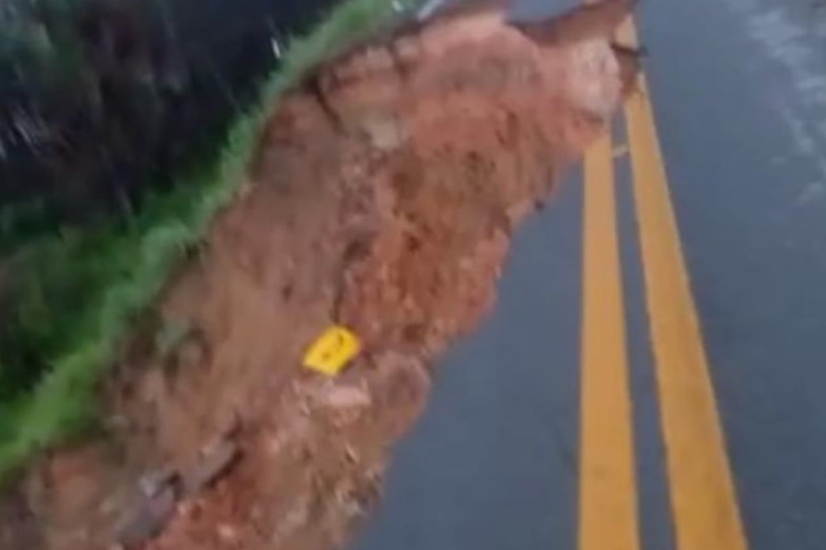 O risco de desabamento do que ‘sobrou’ da GO-118 é iminente e pode acontecer a qualquer momento, entre Teresina de Goiás e Cavalcante. (Foto: reprodução/Leitor Mais Goiás)