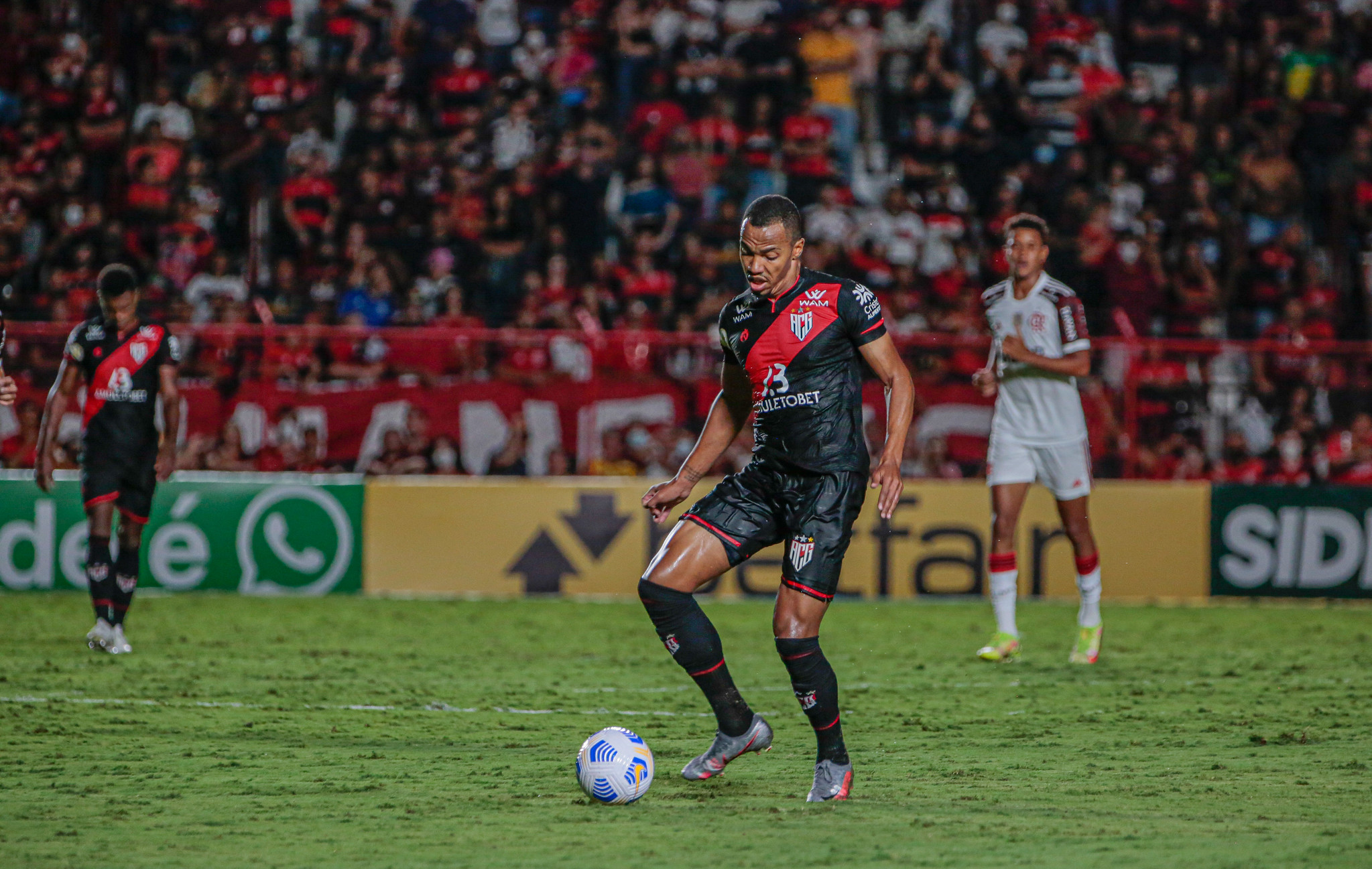 Marlon Freitas em ação contra o Flamengo