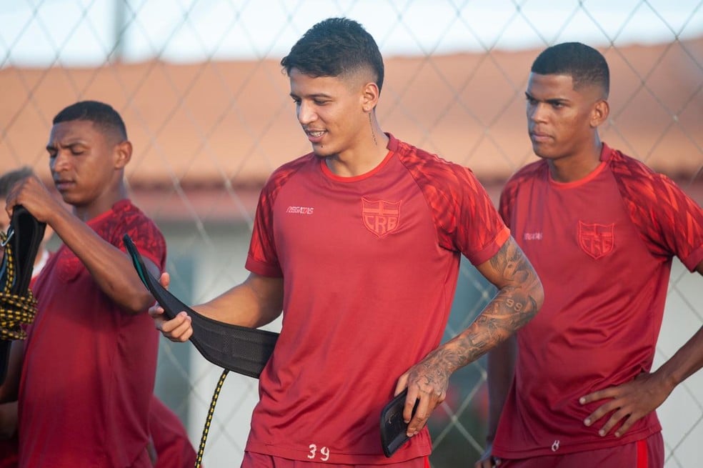 Zagueiro Caetano durante treinamento no CRB
