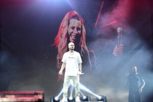 Cantor se apresentou na madrugada desta quarta-feira (8). Farofa da Gkay: Kevinho faz homenagem a Marília Mendonça: vídeo