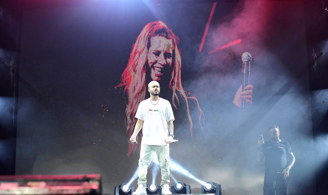 Cantor se apresentou na madrugada desta quarta-feira (8). Farofa da Gkay: Kevinho faz homenagem a Marília Mendonça: vídeo