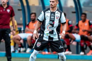 Atacante Lausen jogando pelo Jaraguá