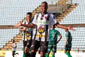 Joãozinho, novo atacante do Goianésia